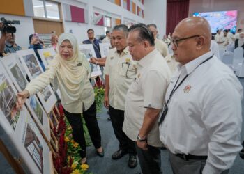 ALEXANDER Nanta Linggi melihat gambar projek sekolah selepas Majlis Penyerahan Projek Pembinaan Sekolah Baharu Kompleks Sekolah Presint 15 di Sekolah Presint 15. - UTUSAN/FAIZ ALIF ZUBIR