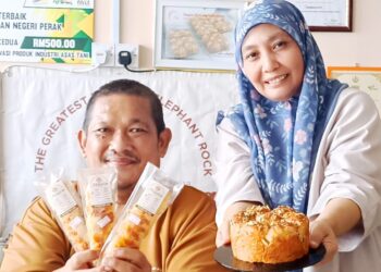AZIZAH Abdullah (kanan) dan Azril (kiri) mampu menjana pendapatan kasar sehingga lima angka sebulan menerusi perniagaan bakeri yang dijalankan mereka secara serius pada 2023.