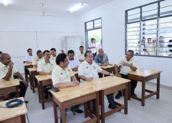 ALEXANDER Nanta Linggi ketika meninjau projek Kelas Darjah Tambahan di SK BTHO 2, hari ini.