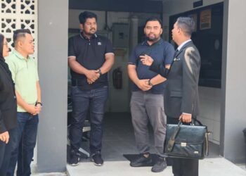 TIGA lelaki yang memindahkan haiwan ternakan tanpa kebenaran Pengarah Jabatan Perkhidmatan Veterinar (DVS) dihadapkan ke Mahkamah Majistret di sini hari ini.