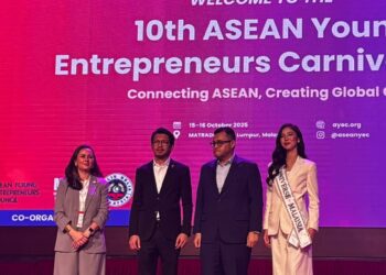Muhammad Kamil Abdul Munim (dua kiri) semasa sesi bergambar selepas perasmian Karnival Usahawan Muda ASEAN ke-10 2025 di Perbadanan Pembangunan Perdagangan Luar Malaysia, Matrade, Kuala Lumpur.