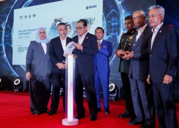 Menteri Pertahanan, Datuk Seri Mohamed Khaled Nordin melihat buku Pelan Transformasi PERHEBAT pada Majlis Peluncuran Pelan Transformasi PERHEBAT 2026-2035, di Hotel Royale Chulan, di sini hari ini. Foto: SHIDDIEQIIN ZON