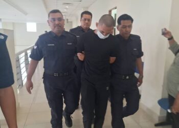 MUHAMMAD FAKRUL Aiman Sajali dibawa anggota polis ke Mahkamah Tinggi Klang, Selangor, hari ini.-UTUSAN/ ISKANDAR SHAH MOHAMED