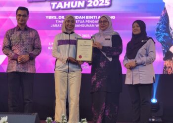 FARIDAH Awang (dua dari kanan) menyampaikan sijil penghargaan kepada wakil-wakil IPT seluruh Kelantan yang menyertai Skuad Waja Siswa di UMK Kampus Kota, Pemgkalan Chepa, Kota Bharu, Kelantan hari ini. - UTUSAN/MUSTAQIM MOHAMED