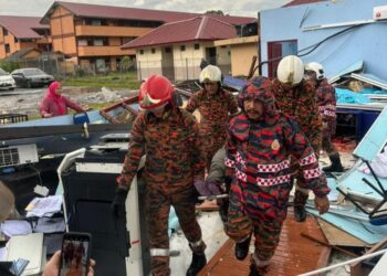 ANGGOTA bomba mengeluarkan seorang wanita yang terperangkap di bawah runtuhan bangunan di Kampung Medan Telok Panglima Garang, Kuala Langat, Selangor petang tadi.