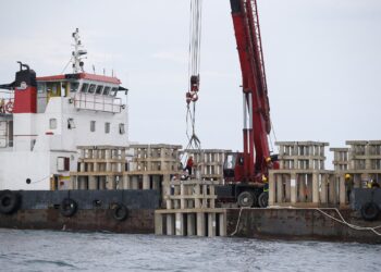 KERJA-kerja melabuhkan tukun tiruan jenis dasar lembut oleh Jabatan Perikanan Kedah di perairan Pulau Telor, Yan. – UTUSAN/ SHAHIR NOORDIN
