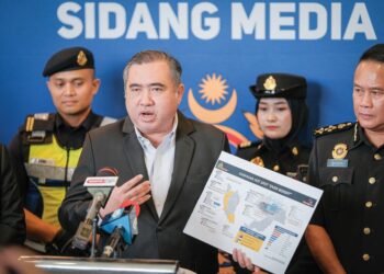 Anthony Loke ketika sidang akhbar selepas Majlis Perhimpunan Setia Khas dan Ikrar Bebas Rasuah JPJ di Kementerian Pengangkutan Putrajaya, semalam. – utusan/FAIZ ALIF ZUBIR
