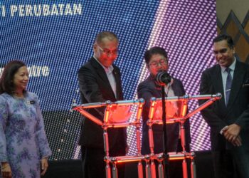 DZULKEFLY Ahmad bersama Ewon Benedick melakukan gimik perasmian Majlis Pelancaran IMDEC 2026 dan MedTechPreneur 1.0 di Putrajaya. - UTUSAN/FAIZ ALIF ZUBIR