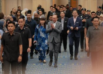 ANWAR Ibrahim ketika hadir majlis perhimpunan bulanan Kementerian Kewangan di Putrajaya. - UTUSAN/FAIZ ALIF ZUBIR