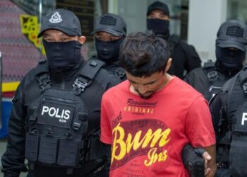 TERTUDUH dibawa ke Mahkamah Majistret Kuching, hari ini atas pertuduhan mendera hingga mati anak teman wanitanya.