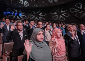 PENJAWAT awam dan pesara kerajaan tidak ketinggalan mendapat manfaat daripada Belanjawan 2026. - GAMBAR HIASAN