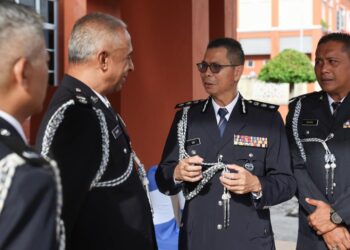 IJID Landu Binju (dua kanan) memberikan kata-kata semangat kepada barisan pegawainya semasa majlis serah terima tugas di Batalion 8 PGA Pengkalan Chepa, Kelantan hari ini-UTUSAN/KAMARUL BISMI KAMARUZAMAN.