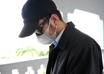 SYED Mohd Muhaimin ketika ditemui di Mahkamah Sesyen Kuala Lumpur, di sini hari ini selepas didakwa atas 14 pertuduhan rasuah  - UTUSAN/FAUZI BAHARUDIN