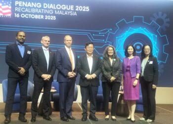 CHOW Kon Yeow (tengah) ketika menghadiri majlis 'AMCHAM Penang Dialogue 2025: Recalibrating Malaysia' di George Town, Pulau Pinang, hari ini