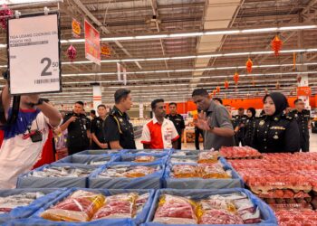S. JEGAN (dua dari kanan) ketika mengadakan tinjauan di sebuah pasar raya sempena pelancaran SHMMP Deepavali 2025 di Seberang Jaya, Pulau Pinang, hari ini.-UTUSAN/SITI NUR MAS ERAH AMRAN