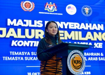 MENTERI Belia dan Sukan, Hannah Yeoh berucap pada Majlis Penyerahan Jalur Gemilang Kontijen Malaysia Ke Temasya Sukan Remaja Asia 2025 Dan Sukan Perpaduan Islam 2025 di Menara KBS di sini, hari ini.-UTUSAN/ FAISOL MUSTAFA