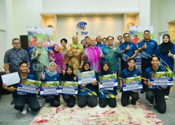 Naib Canselor UniMAP bergambar bersama 8 penerima pertama biasiswa sukan UniMAP - Budaya Positif
