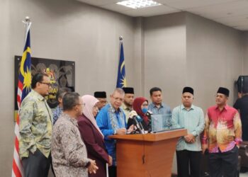CADANGAN itu disuarakan oleh 19 ahli Parlimen Pembangkang termasuk Ahli Parlimen Indera Mahkota, Datuk Seri Saifuddin Abdullah, Ahli Parlimen Kapar, Dr. Halimah Ali, Ahli Parlimen Alor Setar, Afnan Hamimi Taib Azamudden dan Ahli Parlimen Temerloh, Salamiah Mohd Nor.