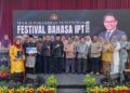 MUSTAPHA Sakmud bersama tetamu dan peserta Festival Bahasa IPT di UiTM Shah Alam, Selangor, hari ini. - UTUSAN/ISKANDAR SHAH MOHAMED