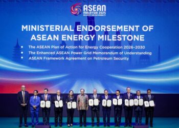 ANWAR Ibrahim (enam dari kiri) dan Timbalan Perdana Menteri, Datuk Seri Fadillah Yusof (enam dari kanan) bergambar sempena Mesyuarat Menteri-menteri Tenaga ASEAN Ke-43 (AMEM) dan Forum Perniagaan Tenaga ASEAN 2025 (AEFB 2025) di KLCC, hari ini. UTUSAN/MUHAMAD IQBAL ROSLI