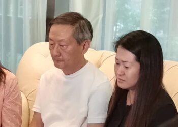 IBU kepada pelajar perempuan yang maut dalam tandas di sebuah sekolah di Bandar Utama, Petaling Jaya, di sini mengesahkan sebanyak 200 tikaman ditemukan di atas badan anaknya.