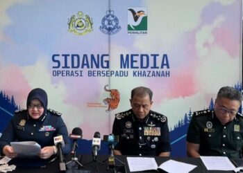 ANIS Rizana Mohd Zainudin (kiri) pada sidang media pembentangan Operasi Bersepadu Khazanah (OBK) di Lundu, hari ini.