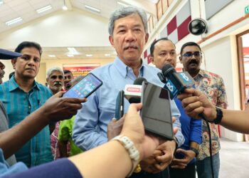 MOHAMAD Hasan ketika ditemui pemberita pada Majlis Penyampaian Sumbangan Bakul Makanan DUN Chembong sempena Deepavali di Dewan Orang Ramai Pedas, Rembau hari ini.-UTUSAN/NOR AINNA HAMZAH.
