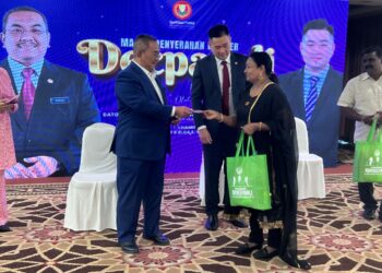 MUHAMMAD Sanusi Md Nor menyampaikan sumbangan sempena Deepavali kepada penerima dalam majlis di Wisma Darul Aman, Alor Setar.