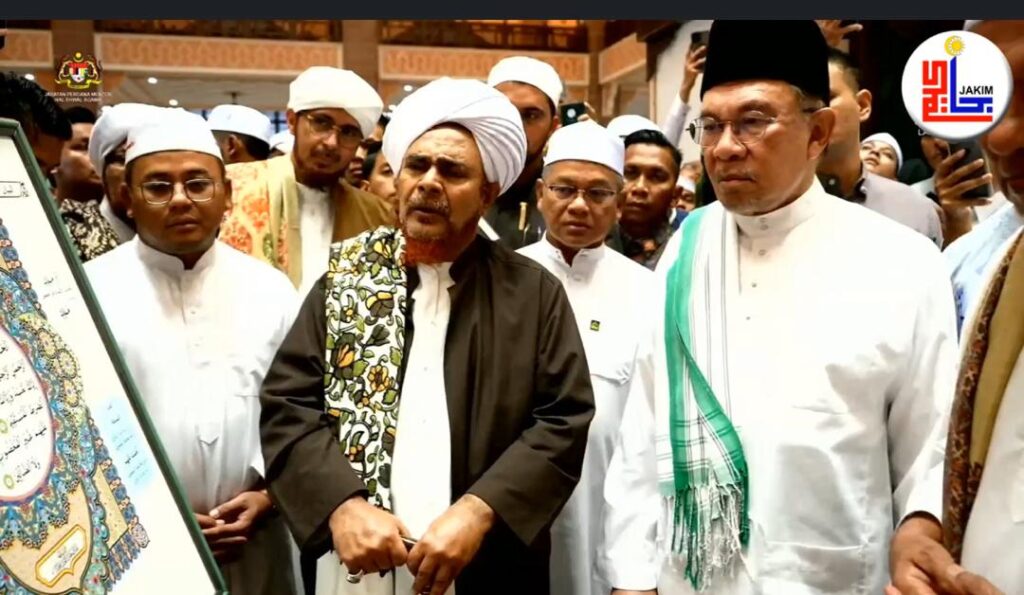 Anwar sertai 10,000 jemaah Kuliah Subuh Madani