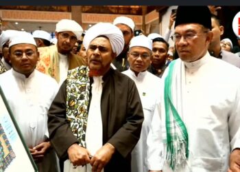 ANWAR Ibrahim melihat naskhah Mushaf Tarim Riwayat ad-Duri ‘an Abi Amr wa al-Basr bersama Al-Habib Umar di Masjid Putra, Putrajaya.