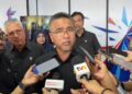 ADLY Zahari (tengah) ketika ditemui pemberita selepas menghadiri Majlis Graduasi dan Pelancaran Program Pemerkasaan Usahawan Wira LTAT di Pangkalan Udara Butterworth, Pulau Pinang hari ini.-UTUSAN/SITI NUR MAS ERAH AMRAN