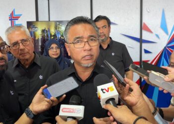 ADLY Zahari (tengah) ketika ditemui pemberita selepas menghadiri Majlis Graduasi dan Pelancaran Program Pemerkasaan Usahawan Wira LTAT di Pangkalan Udara Butterworth, Pulau Pinang hari ini.-UTUSAN/SITI NUR MAS ERAH AMRAN