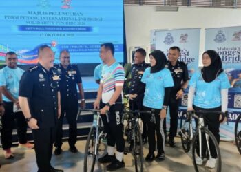 AZIZEE Ismail (dua dari kiri) ketika menghadiri pelancaran '2nd Bridge Polis Diraja Malaysia (PDRM) Solidarity Fun Ride 2026' di George Town, Pulau Pinang, hari ini.