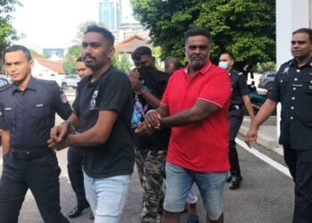 KETIGA-TIGA tertuduh yang didakwa melakukan rompakan berkumpulan dibawa Kompleks Mahkamah Pulau Pinang bagi menjalani prosiding pendakwaan, hari ini. - UTUSAN/SAFINA RAMLI