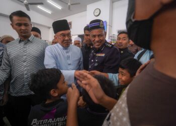 ANWAR Ibrahim bercakap kepada pemberita selepas hadir menunaikan solat Jumaat di Surau Jannatul Firdaus, PPAM Seruling, Presint 5, Putrajaya. - UTUSAN/FAISOL MUSTAFA