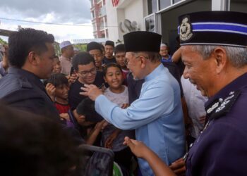 ANWAR Ibrahim bercakap kepada pemberita selepas hadir menunaikan solat Jumaat di Surau Jannatul Firdaus, PPAM Seruling, Presint 5, Putrajaya. - UTUSAN/FAISOL MUSTAFA
