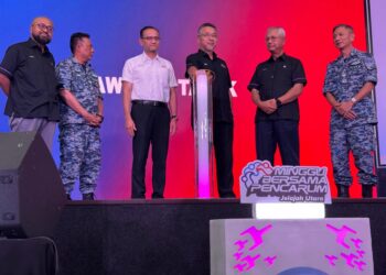ADLY Zahari (tiga dari kanan) ketika merasmikan Peluncuran Program Pemerkasaan Usahawan Wira LTAT bagi tahun 2025 dan 2026 di Pangkalan TUDM Butterworth, Pulau Pinang hari ini.-UTUSAN/SITI NUR MAS ERAH AMRAN