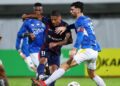 PEMAIN JDT, Jairo Silva (tengah) cuba melepasi kawalan pemain pertahanan Penang FC, Stefano Brundo (kanan) pada aksi suku akhir pertama Piala FA di Stadium Bandaraya, Pulau Pinang malam ini.-GAMBAR/FACEBOOK JOHOR SOUTHERN TIGERS