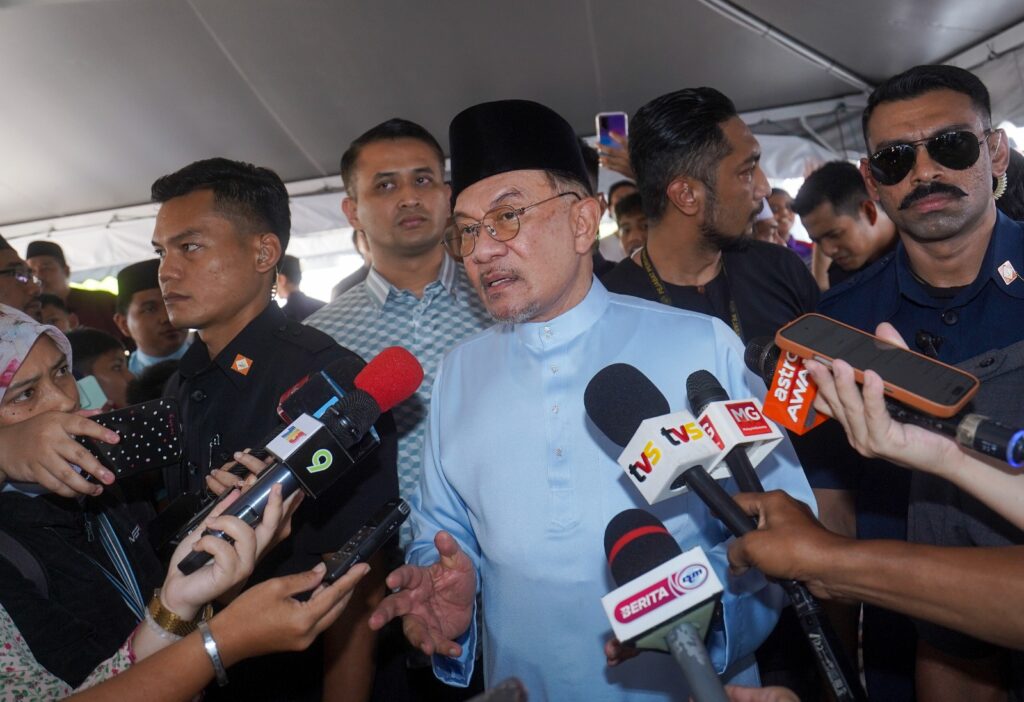 Larangan telefon bimbit pelajar 16 tahun ke bawah, antara tiga cadangan dibincang Kabinet