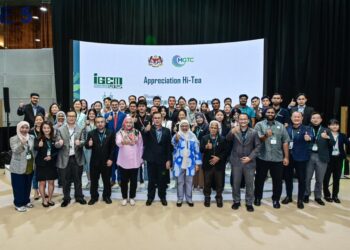 KETUA Setiausaha Kementerian Sumber Asli dan Kelestarian Alam (NRES), Datuk Dr. Ching Thoo Kim (hadapan, enam dari kiri) ketika sesi bergambar pada majlis hi-tea iGEM 2025 di Pusat Konvensyen Kuala Lumpur di sini, hari ini. - UTUSAN/SYAKIR RADIN
