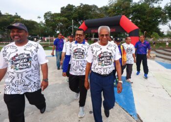 ADNAN MAT (tengah) bersama Sivanesan (kanan) menyertai Program Fun Run AUEGCAS Perak di Padang Rekreasi Sultan Abdul Aziz di Ipoh hari ini.