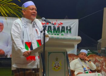 MOHD. Amar Nik Abdullah semasa menyampaikan  Ceramah Umum Sempena Sambutan 70 Tahun Pas Kelantan dan 35 Tahun Membangun Bersama Islam Peringkat Kawasan Pengkalan Chepa, Kelantan malam tadi-UTUSAN/YATIMIN ABDULLAH.