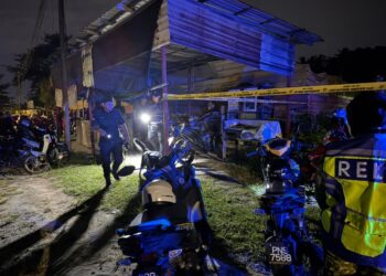 BEBERAPA anggota polis dilihat berada di lokasi kejadian bunuh membabitkan dua beranak di sebuah kampung di Juru, Bukit Mertajam, Pulau Pinang malam ini.-UTUSAN/SITI NUR MAS ERAH AMRAN