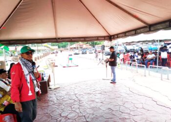 NARAZMAN Ishak (kiri) berkongsikan pengalamannya semasa menyertai misi kemanusiaan Global Sumud Flotilla (GSF) di Palestin, dalam program yang diadakan di Kuala Kangsar, Perak, hari ini. - UTUSAN/FADZIL ZAINOL