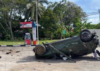 Keadaan kereta yang terbabas dipercayai selepas cuba mengelak sebuah motosikal di sebuah stesen petrol dekat Changlun, Kubang Pasu Kedah hari ini.