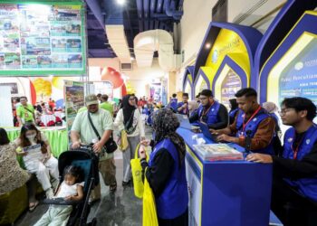 KAKITANGAN Andalusia melayani orang ramai yang berkunjung ke reruai mereka sempena Go Travel Expo di Pusat Pameran Mid Valley, Kuala Lumpur, semalam. – MINGGUAN/FARIZ RUSADIO