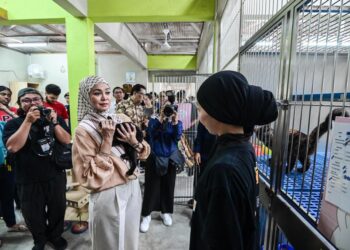 TENGKU Permaisuri Norashikin memegang kucing pada majlis Hari Haiwan Sedunia 2025 hari ini.-UTUSAN/SYAKIR RADIN