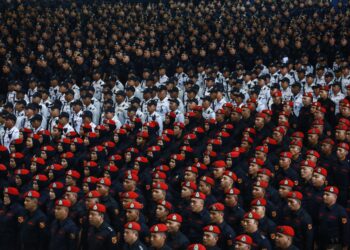 ANGGOTA Polis Diraja Malaysia (PDRM) yang terlibat dalam Taklimat Penugasan Sempena 47th Asean Summit and Related Summits yang disampaikan oleh Timbalan Pengarah Jabatan Keselamatan Dalam Negeri dan Ketenteraman Awam (Gerakan/Operasi) Bukit Aman, Datuk Fisol Salleh di Hangar Lapangan Terbang Lama, Bandar Malaysia hari ini.-UTUSAN/AFIQ RAZALI