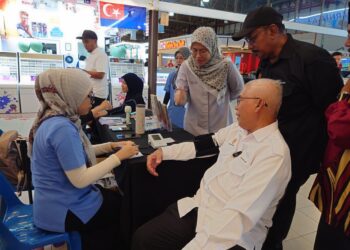 HASSAN Abdul Karim melakukan pemeriksaan kesihatan pada Program Pemeriksaan Kesihatan Percuma yang diadakan di Kipmall Masai, Pasir Gudang, Johor.