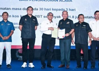 SHAMSUL Azri Abu Bakar menyampaikan Sijil Penghargaan Projek RKB kepada Datuk Bandar MBMB, Datuk Shadan Othman di Politeknik Merlimau, Jasin, Melaka